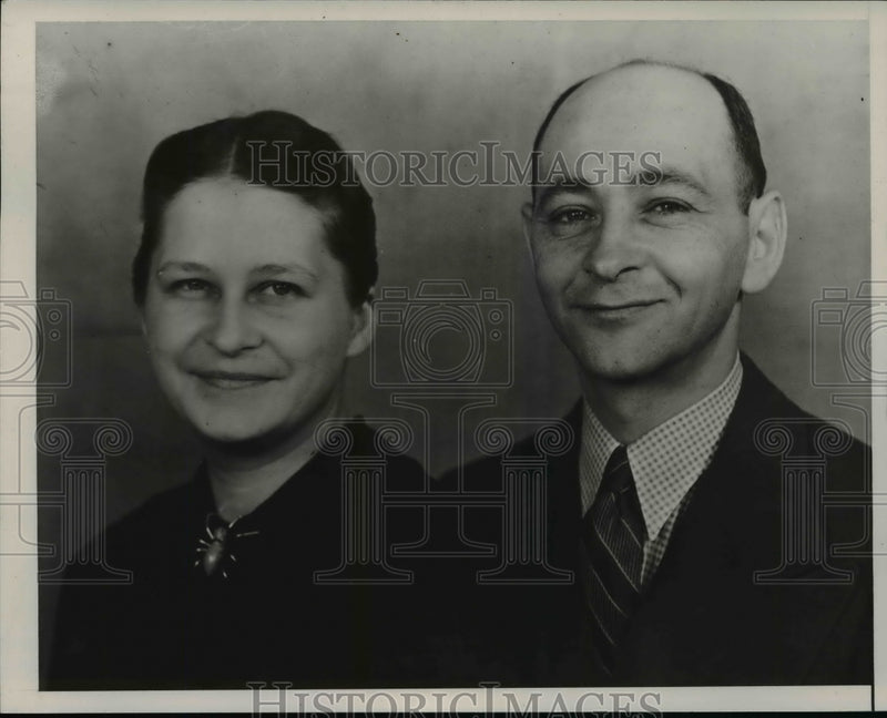 Load image into Gallery viewer, 1941 Press Photo Maurice Hellmont and Wife - nef34197
