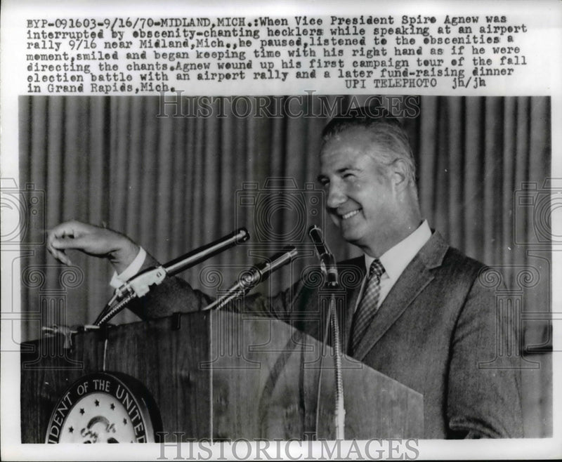 Load image into Gallery viewer, 1970 Press Photo Spiro Agnew Responds to Hecklers at Midland, MI Campaign Rally
