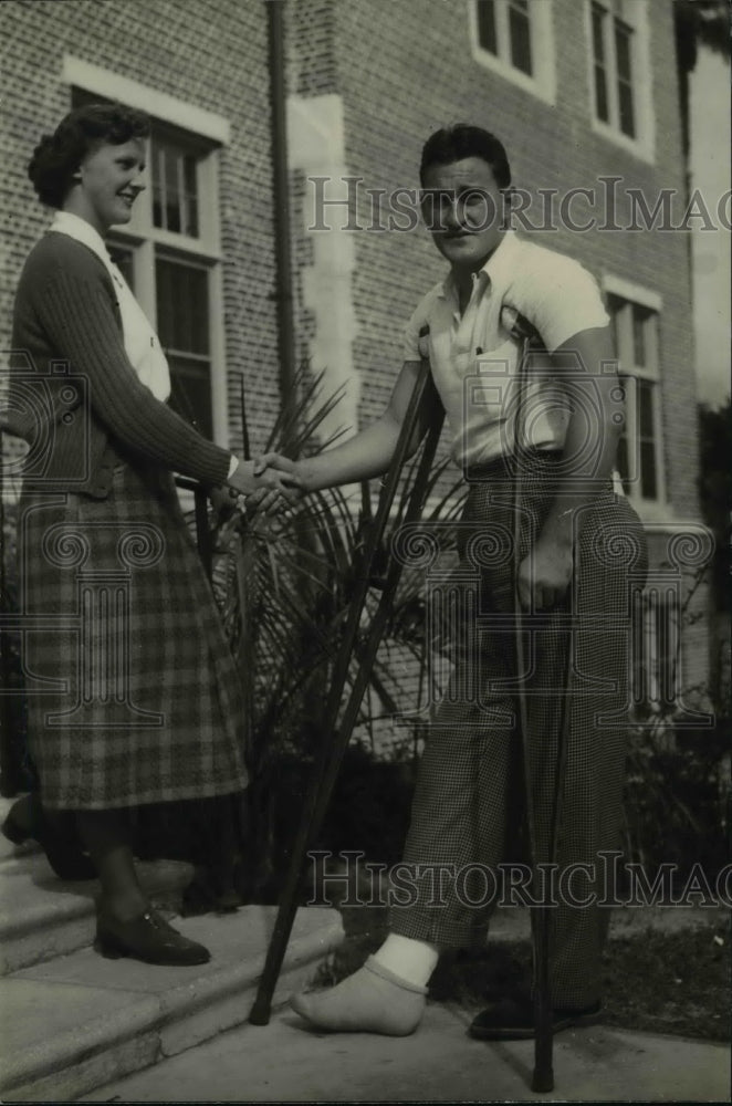 Load image into Gallery viewer, 1938 Press Photo Tex Hanna on Crutches, Agnes Tigert - nef34280
