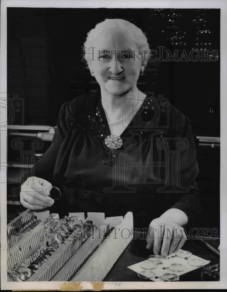 1952 Press Photo Delia Therrien, Employee American Optical Company - nef34306