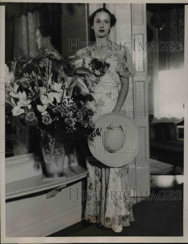 Load image into Gallery viewer, 1936 Press Photo Peggy Ann Landon Dresses for Father Alfred Landon's Induction
