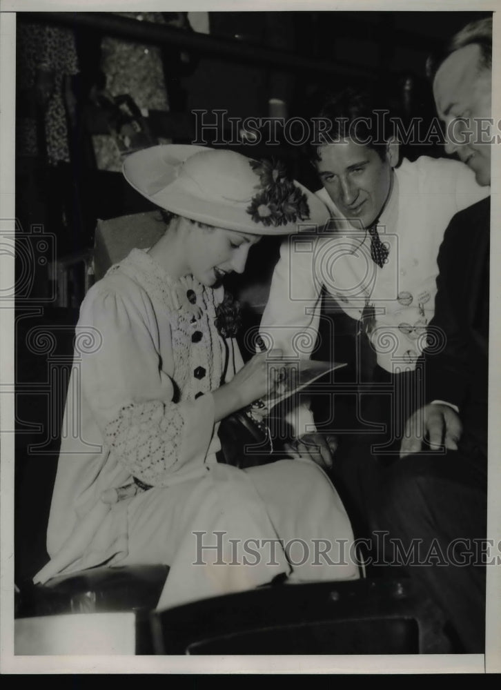 Load image into Gallery viewer, 1936 Press Photo Peggy Ann Landon Signing Autographs at Republican Convention
