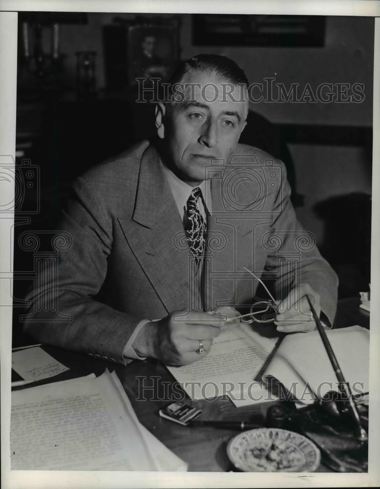 Load image into Gallery viewer, 1944 Press Photo Loyd Wright of Charley Chaplain Attorney - nef34344
