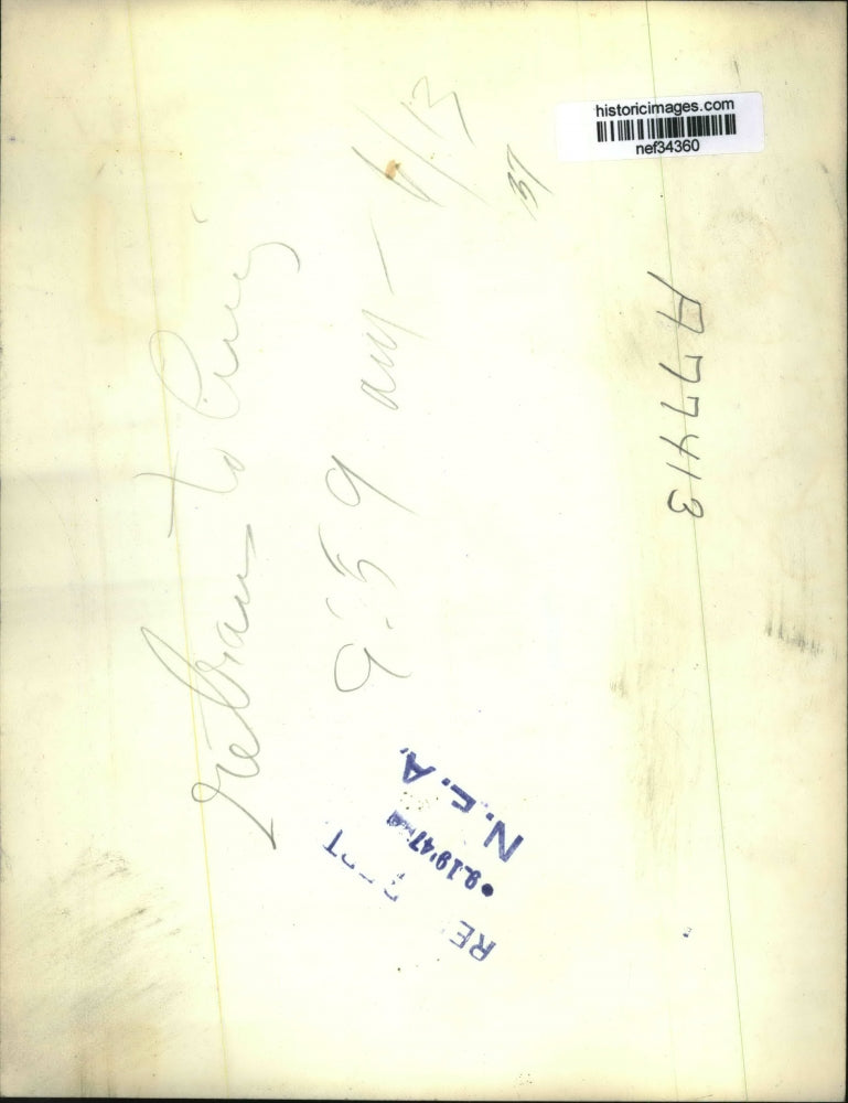 Load image into Gallery viewer, 1947 Press Photo Nat Weiner, Lost $19,000 at Cincinnati Airport - nef34360
