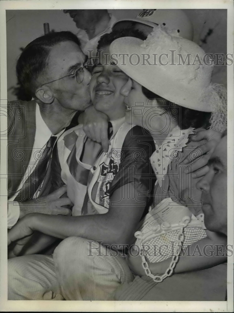 Load image into Gallery viewer, 1941 Press Photo Claude Smith Kiss by Parents, Winner All-America Soapbox Derby
