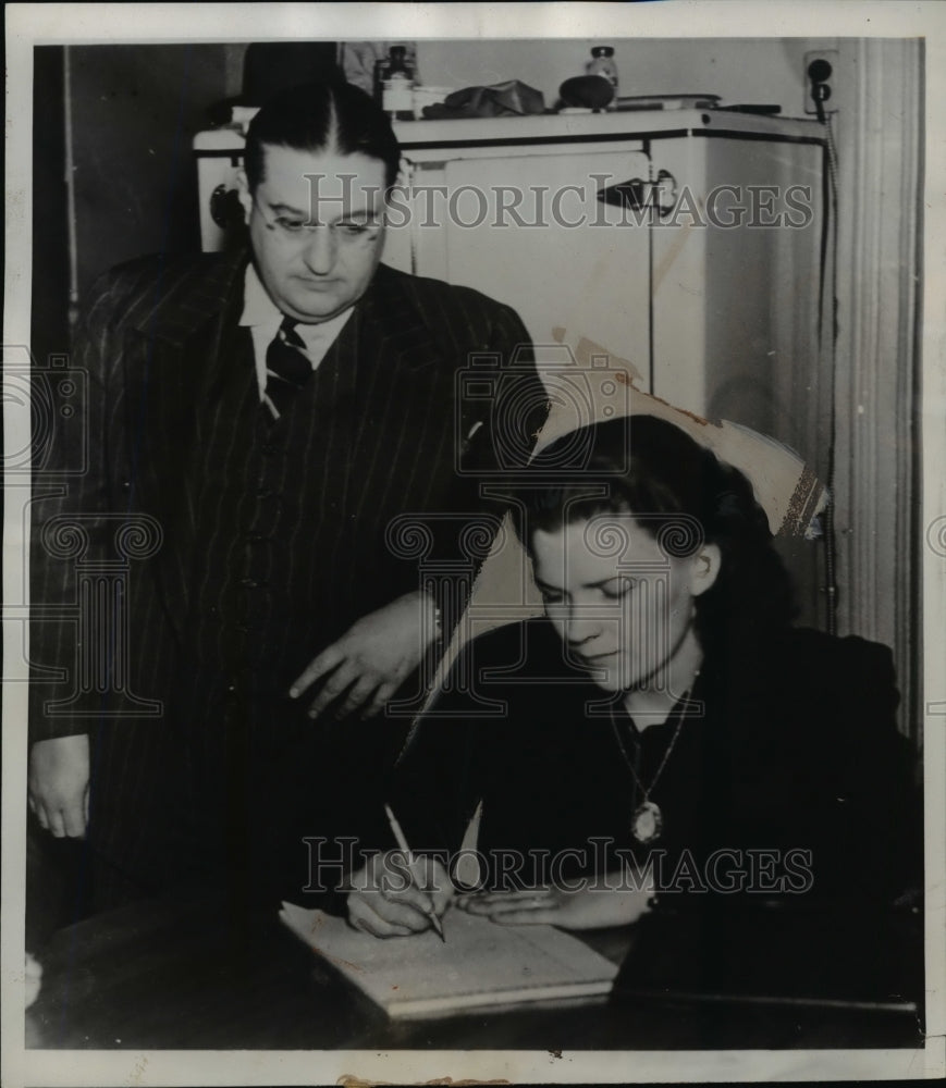 1940 Press Photo Eloise Sylvester Signing Statement After Murder, Illinois