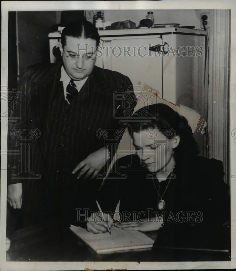 Load image into Gallery viewer, 1940 Press Photo Eloise Sylvester Signing Statement After Murder, Illinois

