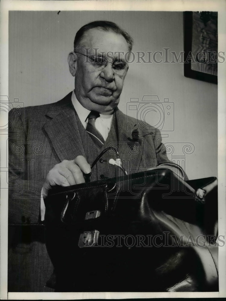 1945 Press Photo Dr. Joseph W. Greene, Truman Family Doctor - nef34400