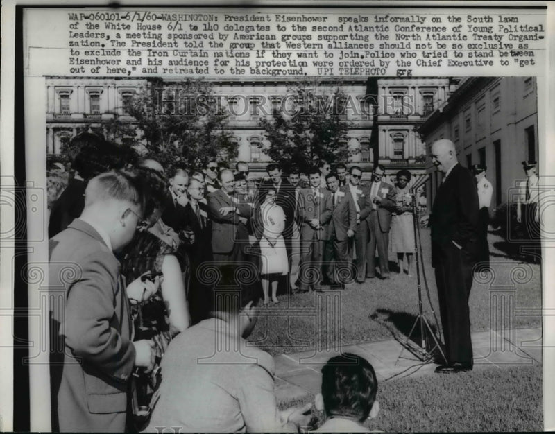 Load image into Gallery viewer, 1960 Press Photo Dwight Eisenhower w Atlantic Conference Young Political Leaders
