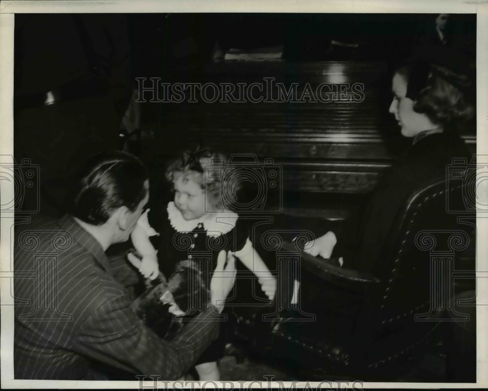 1938 Press Photo Charles E. McDonald Visited by Family in Los Angeles Jail
