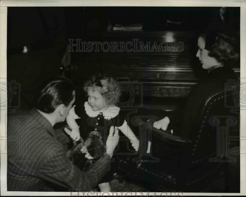 Load image into Gallery viewer, 1938 Press Photo Charles E. McDonald Visited by Family in Los Angeles Jail
