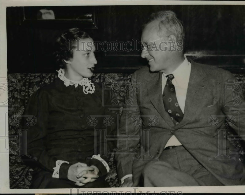 Load image into Gallery viewer, 1936 Press Photo Alf Landon, Daughter Peggy Ann Returning from Maine Trip
