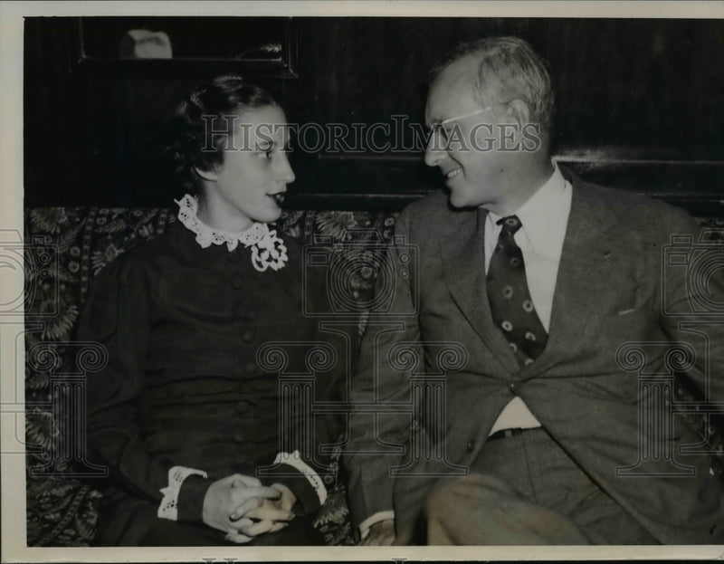 Load image into Gallery viewer, 1936 Press Photo Alf Landon, Daughter Peggy Ann Returning from Maine Trip
