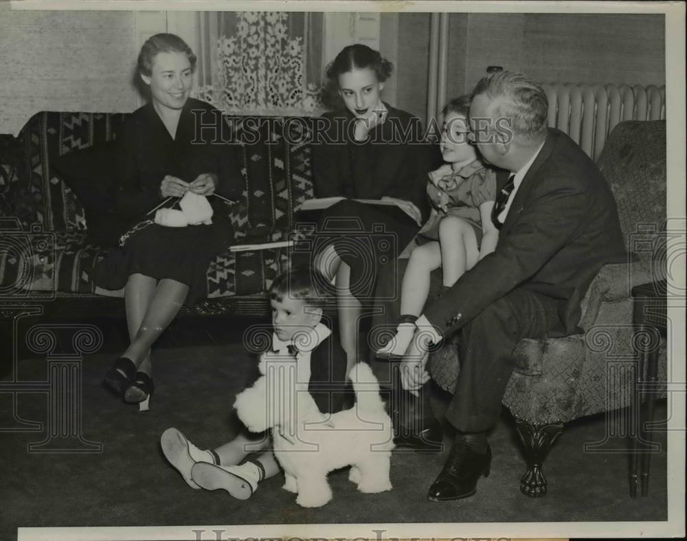 1936 Press Photo Alf Landon & Family at Home - nef34506