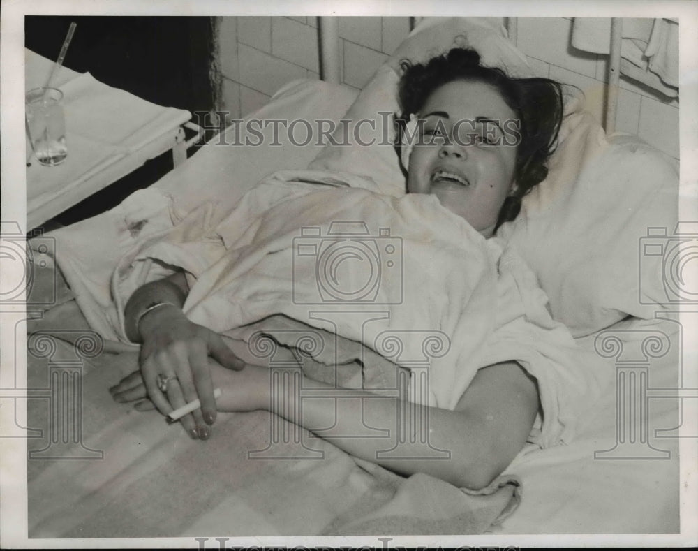 1941 Press Photo Mrs. Raymond Epperson at miami Valley Hospital After Shooting