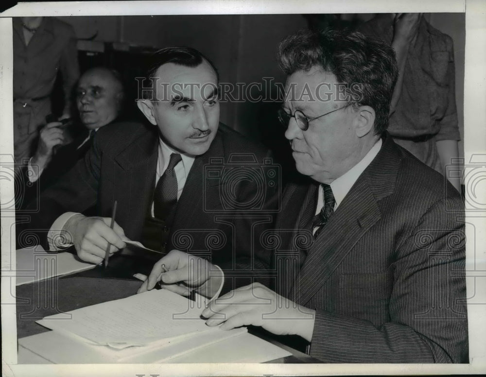 1943 Press Photo William H. Davis, Wayne L. Morse at War Labor Board Meeting, DC