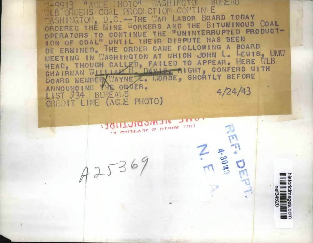 1943 Press Photo William H. Davis, Wayne L. Morse at War Labor Board Meeting, DC