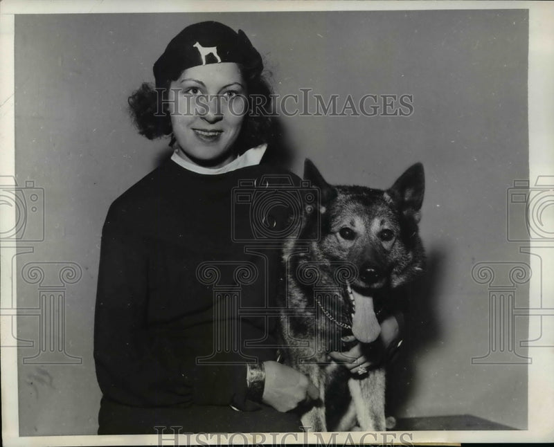 Load image into Gallery viewer, 1934 Press Photo Elizabeth R. Reimer &amp; Whippet Dog "slag of Meander" - nef34542
