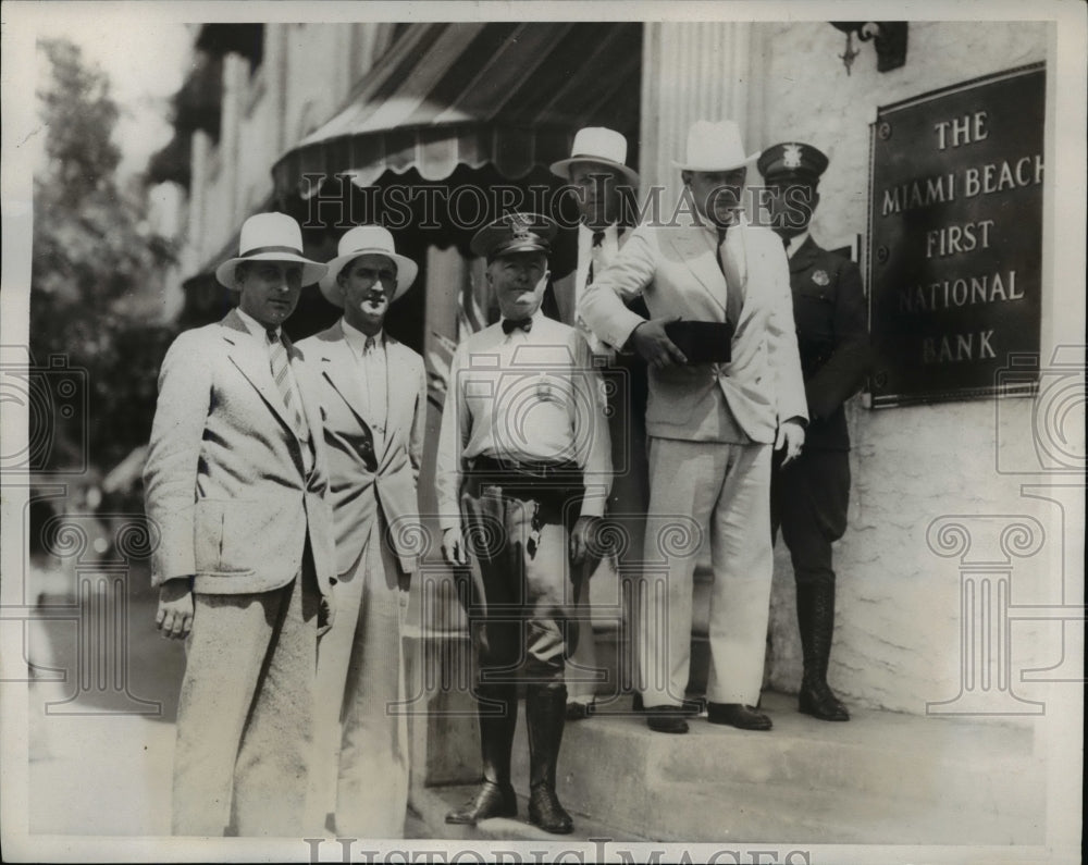 1933 Press Photo Mayor Frank Katzentine w Stolen Gems from Harry sidmor, Miami