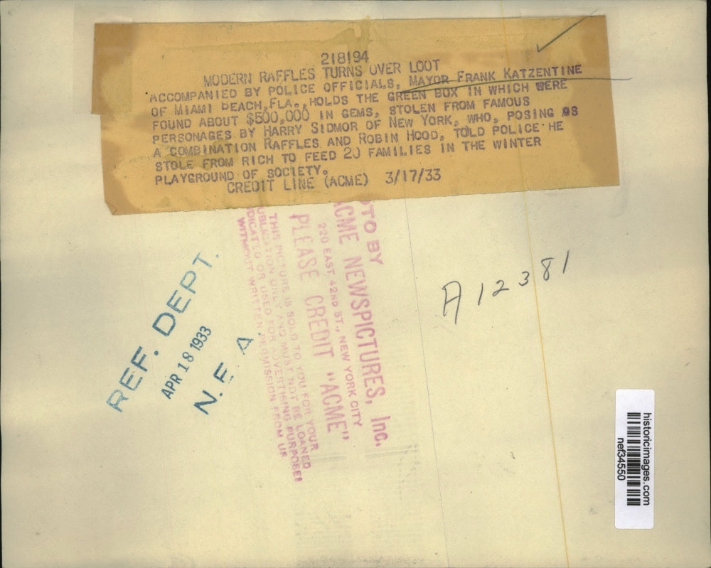 1933 Press Photo Mayor Frank Katzentine w Stolen Gems from Harry sidmor, Miami