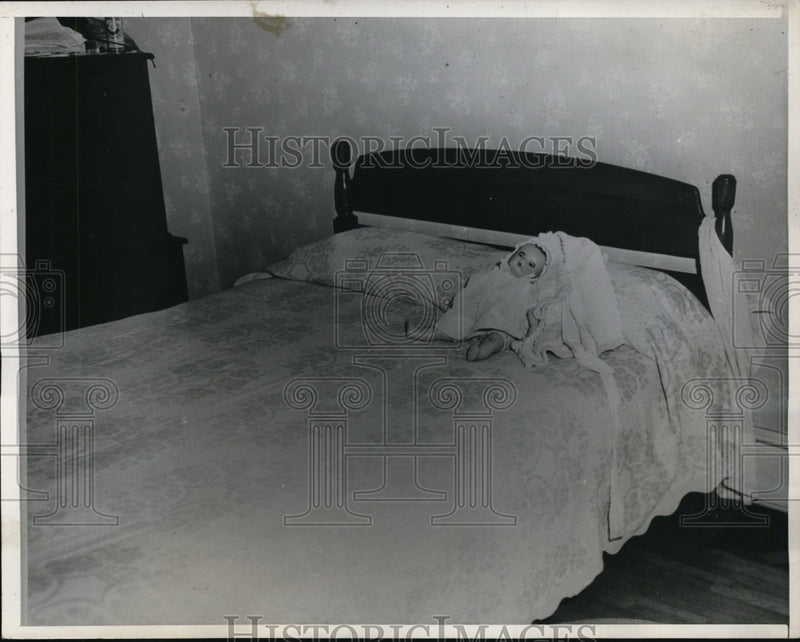 Load image into Gallery viewer, 1946 Press Photo Bed &amp; Doll of Missing Girl Terry Taylor, Charlotte, NC
