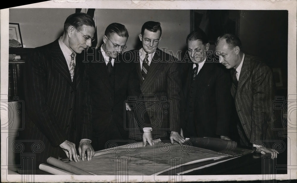 1945 Press Photo Ohio Government Officals Viewing Plans - nef34575