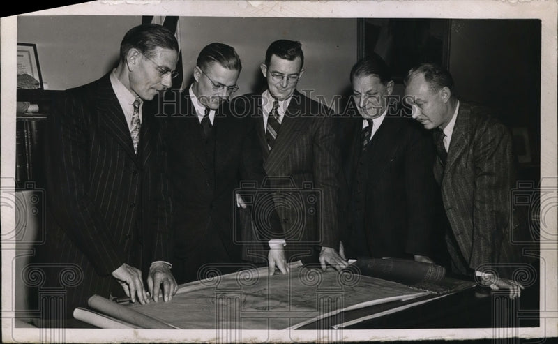 Load image into Gallery viewer, 1945 Press Photo Ohio Government Officals Viewing Plans - nef34575
