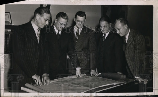 1945 Press Photo Ohio Government Officals Viewing Plans - nef34575