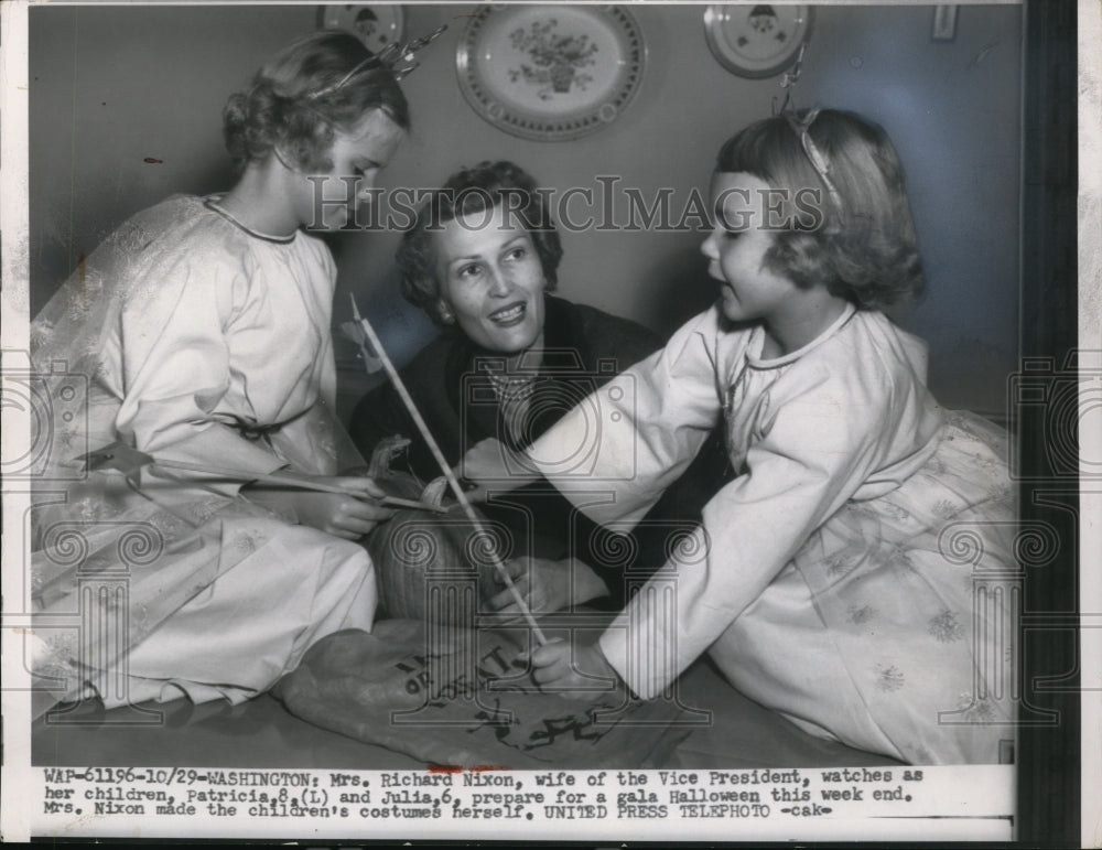 1954 Press Photo Pat Nixon, Daughters Tricia & Julia in Halloween Costumes