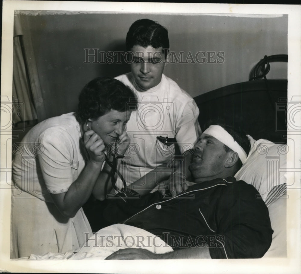 1941 Press Photo Mrs Rai Byrd & Golf Pro Sam Byrd Injured in Car Accident