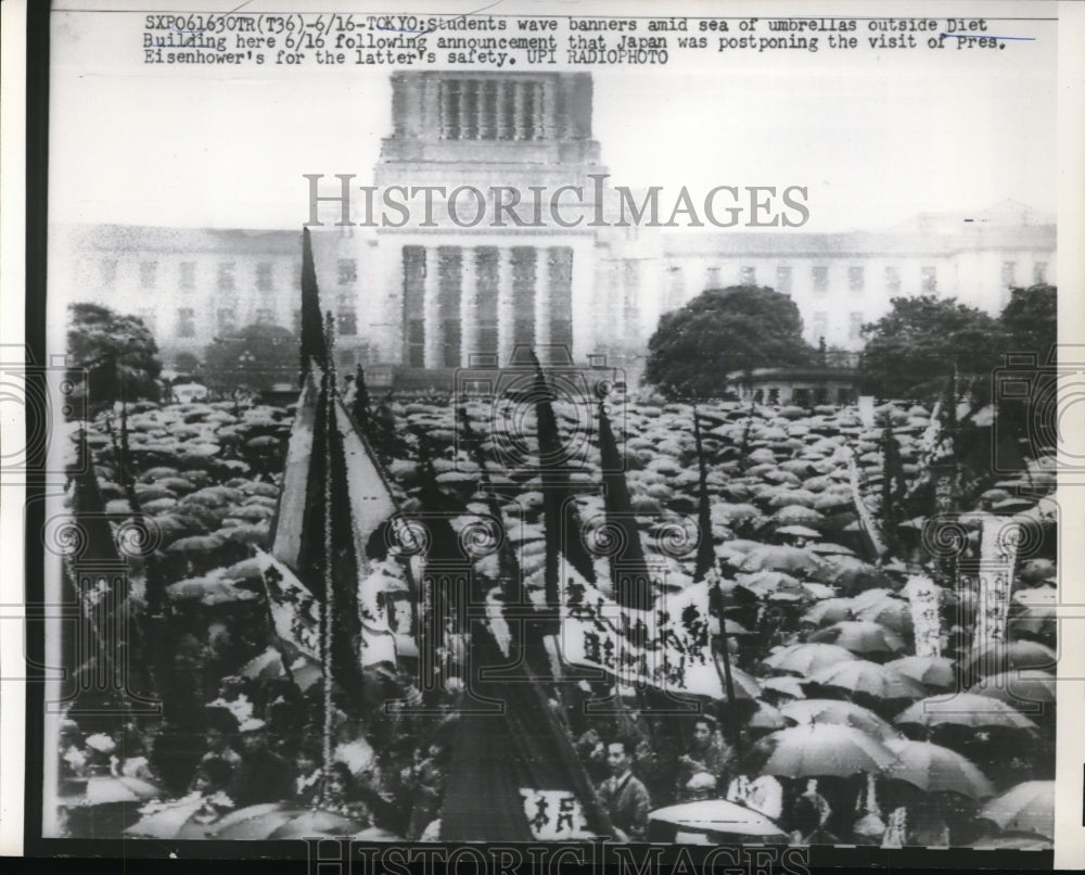 1960 Press Photo Students Wave Banners Outside Diet Building After Announcement