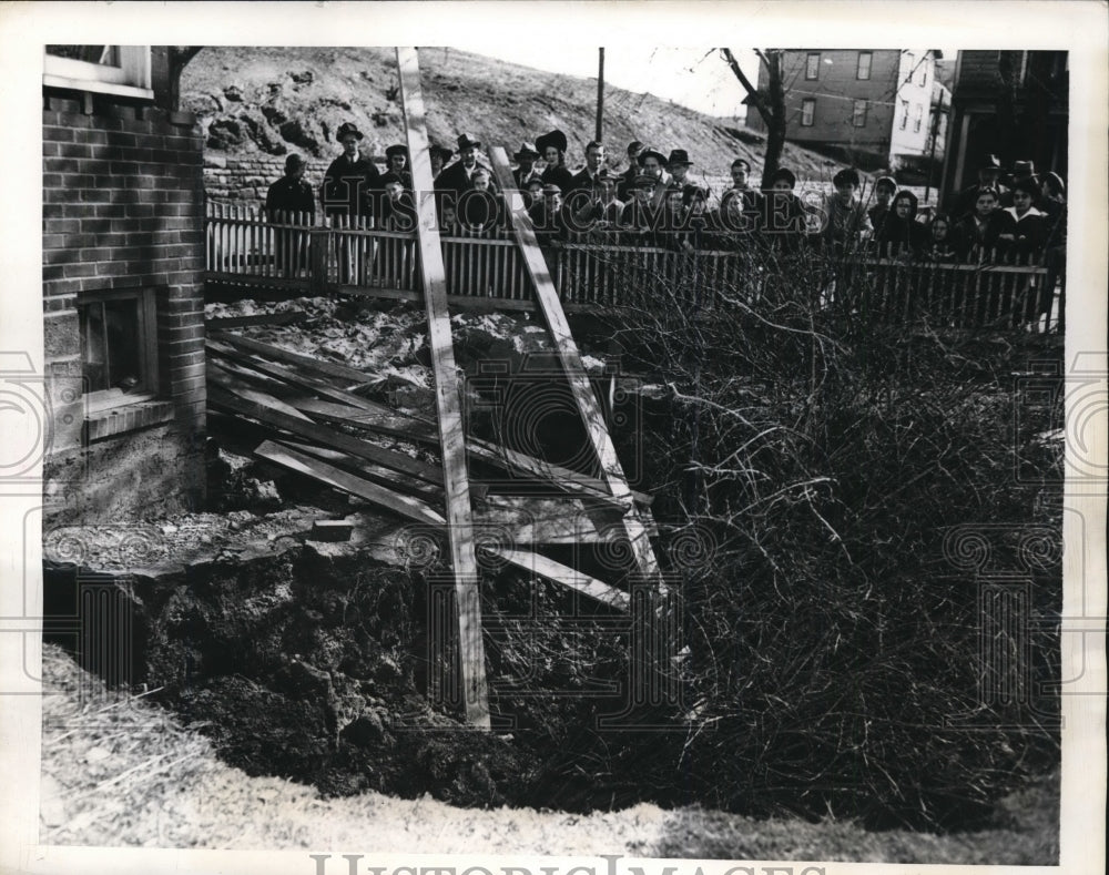 1943 Press Photo Cave-In Damages Homes Schools Streets Water and Gas Mains