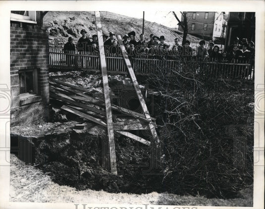 1943 Press Photo Cave-In Damages Homes Schools Streets Water and Gas Mains