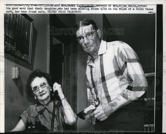 1957 Press Photo Mr & Mrs Henry D Schiindler Share Good Word That Daughter Found