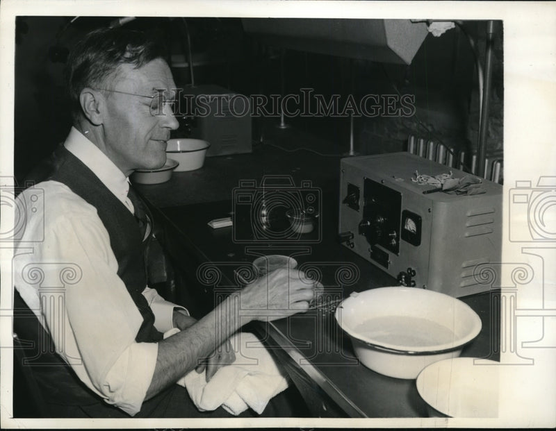 Load image into Gallery viewer, 1943 Press Photo Rev Richard Allen Hatch Does His Part to Help Along War Effort
