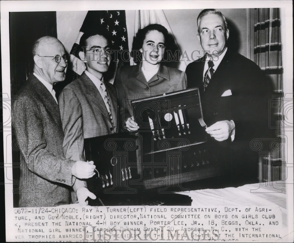 1950 Press Photo Officials Present the National 4-H Boy Winner, Porter Lee Jr.