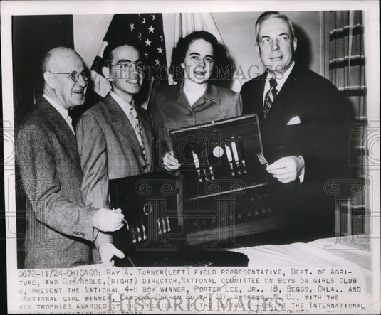 1950 Press Photo Officials Present the National 4-H Boy Winner, Porter Lee Jr.