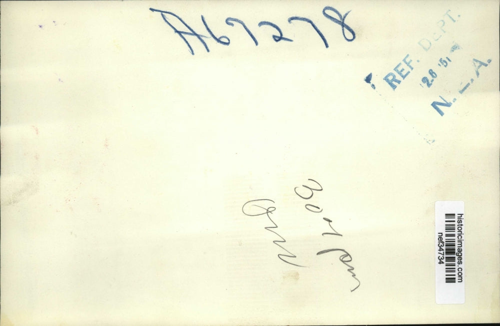 1951 Press Photo Pres Eisenhower Steps From His Car at the Chateau Laurier