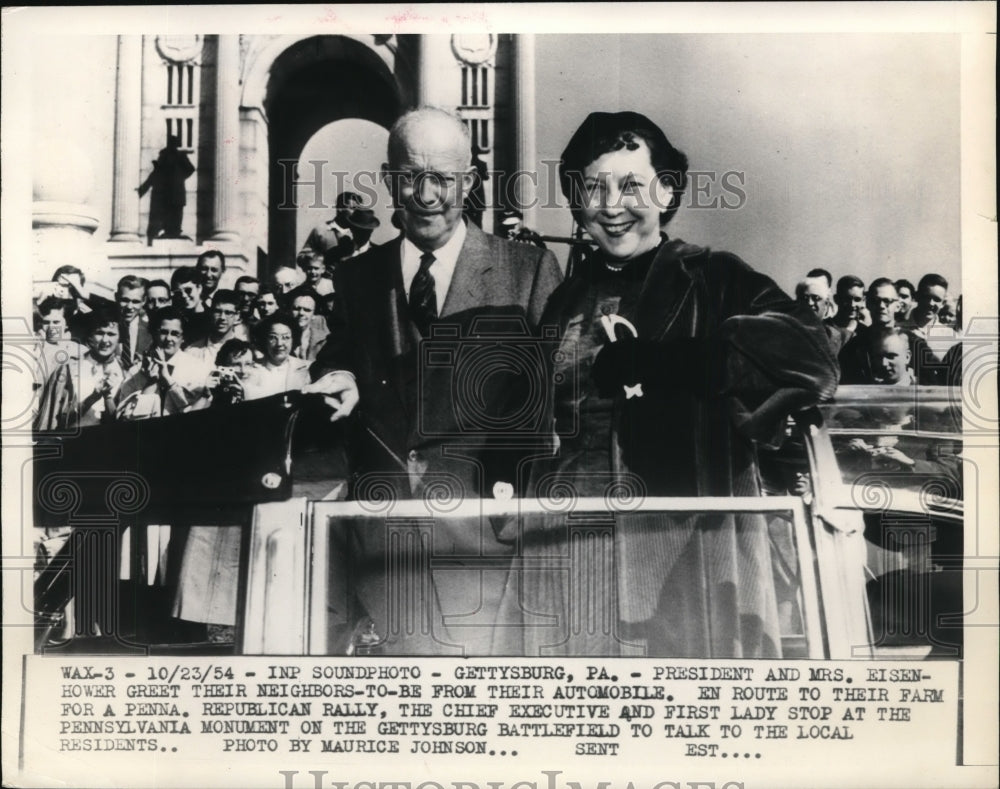 1954 Press Photo Mamie & Dwight Eisenhower Greet Crowds at Gettysburg, PA