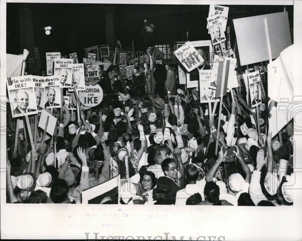 1952 Press Photo Huge Crowd Greets. Mrs. Eisenhower and Pres. Elect Eisenhower