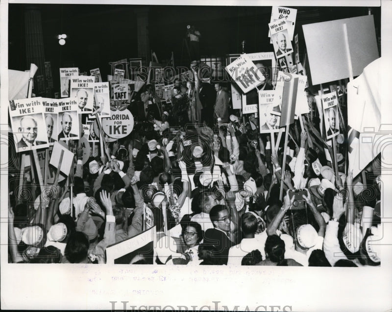 Load image into Gallery viewer, 1952 Press Photo Huge Crowd Greets. Mrs. Eisenhower and Pres. Elect Eisenhower
