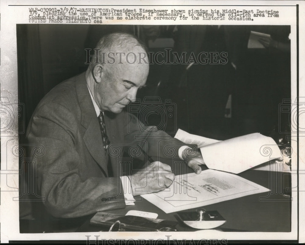 1957 Press Photo President Dwight Eisenhower Signs Middle-East Doctrine