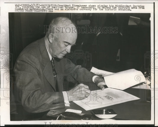 1957 Press Photo President Dwight Eisenhower Signs Middle-East Doctrine