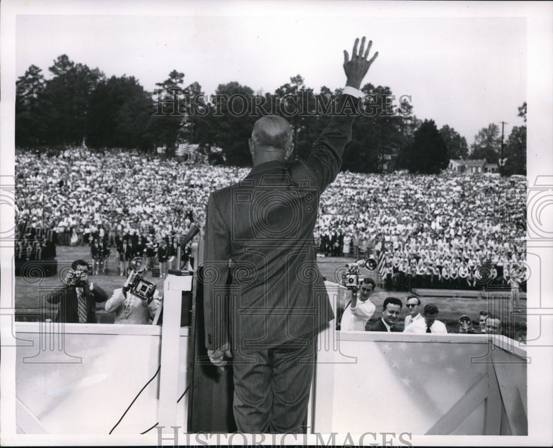 Load image into Gallery viewer, 1954 Press Photo Dwight Eisenhower Waves to Meklenberg Independence Day Crowds
