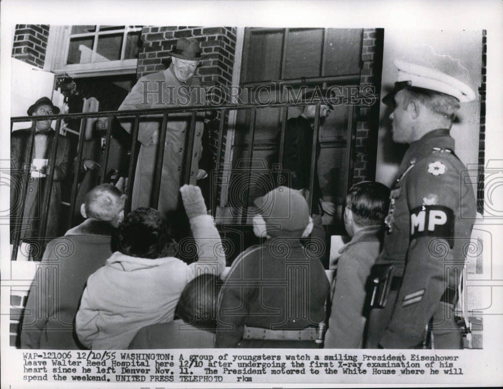 1955 Press Photo President Dwight Eisenhower Leaves Walter Reed Hospital