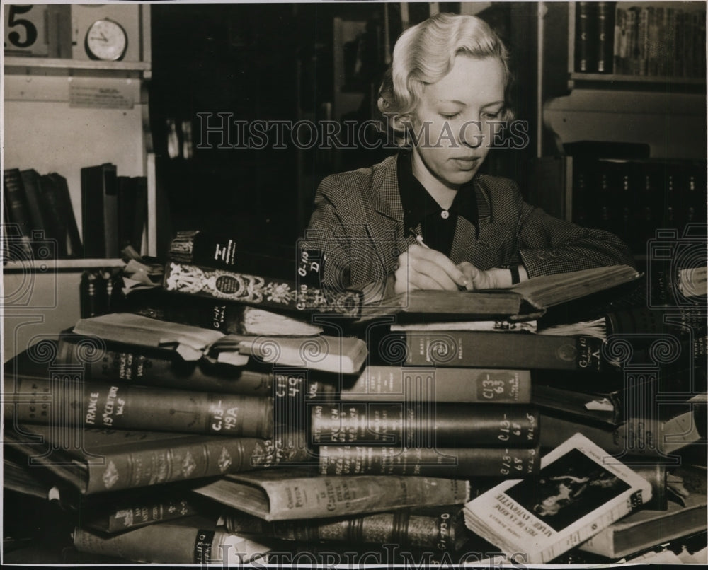1938 Press Photo Working woman, Marie Walled - nef34912