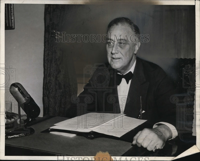 Load image into Gallery viewer, 1943 Press Photo Pres.Franklin Roosevelt addressed the Nation - nef34958
