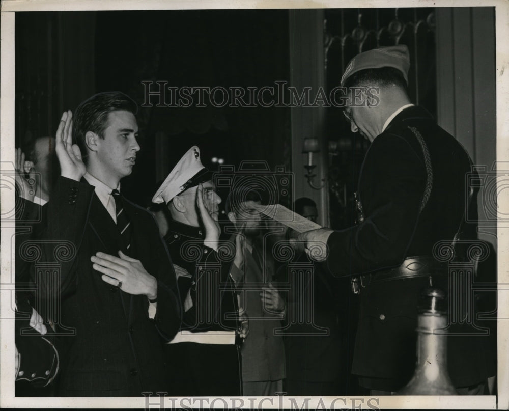 1939 Press Photo John Roosevelt sworn as member of Marine Corps League