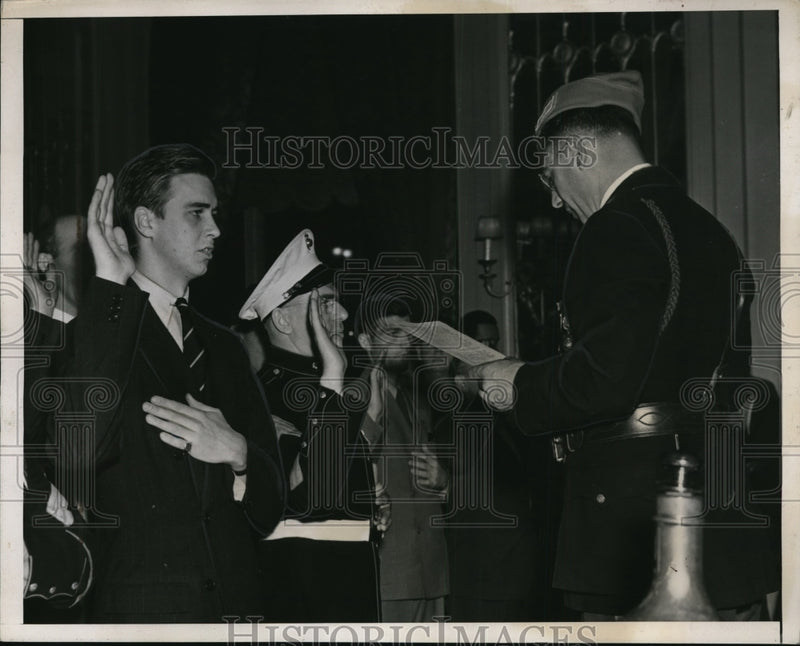 Load image into Gallery viewer, 1939 Press Photo John Roosevelt sworn as member of Marine Corps League
