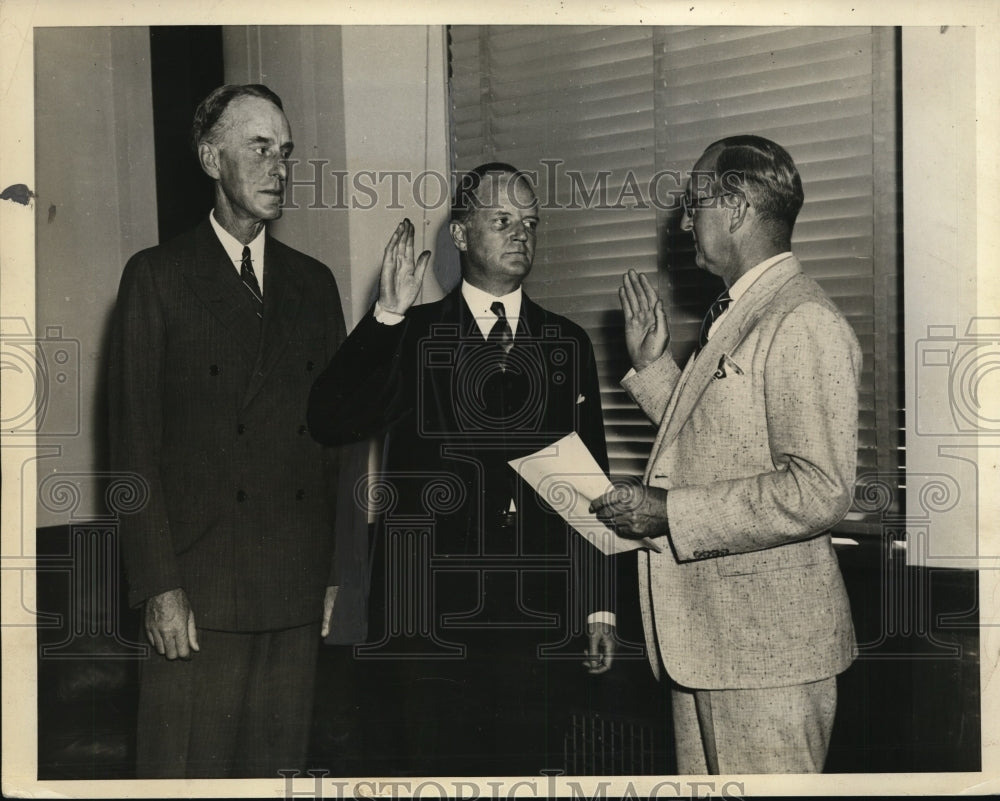 1935 Press Photo Judge Franklin Chase Hoyt Takes Oath of Official Administrator